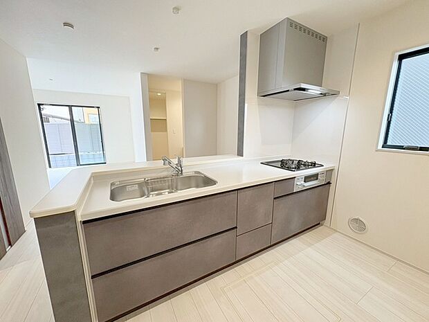 お料理をしながらリビングの家族やゲストとの会話が楽しめるカウンタータイプのキッチン。毎日のお料理を楽しく快適に。 