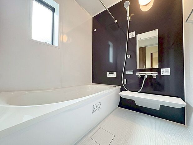 一日の疲れを癒してくれるゆったりとしたバスルームです。 