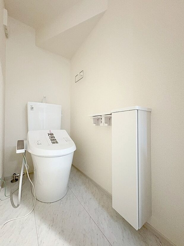 階段下を有効活用したトイレスペース。 便座はもちろんウォシュレット。  