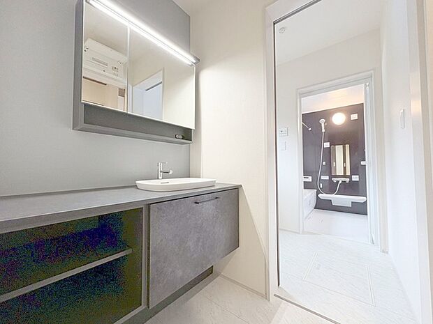 使いやすいタイプの洗面化粧台のあるランドリースペース 