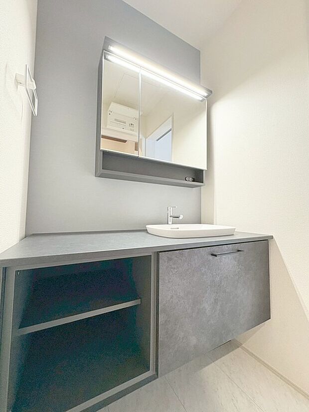 使いやすいタイプの洗面化粧台のあるランドリースペース 