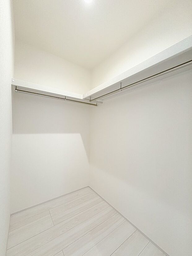 豊富な収納スペースもこの物件の特長の一つ。各所に収納が完備されており、生活をスッキリと整えることができます。 