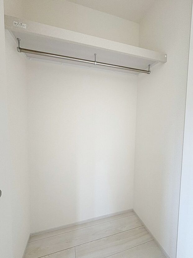 各所に効率的に配置された収納スペースがあり、日常のモノをすっきりと収納できます。 