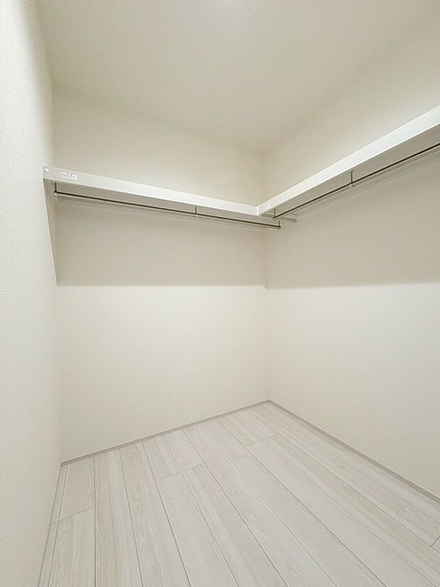 収納スペースがたっぷりと確保されたこの物件では、生活をより快適に送ることができます。