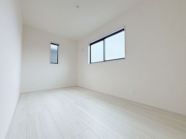 洋室はモダンなデザインと機能性を備え、快適な生活空間に。明るい窓から差し込む自然光が広々とした空間をさらに明るく開放的に感じさせます。  