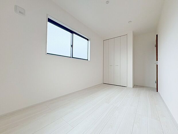 実際に室内をご見学頂くと生活のイメージが広がると思います。家具を置いたイメージや窓からの景色など。周辺で販売に出している物件も一緒にまとめてご見学頂き、比較する事もできます。