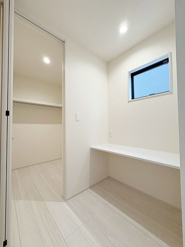 実際に室内をご見学頂くと生活のイメージが広がると思います。家具を置いたイメージや窓からの景色など。周辺で販売に出している物件も一緒にまとめてご見学頂き、比較する事もできます。