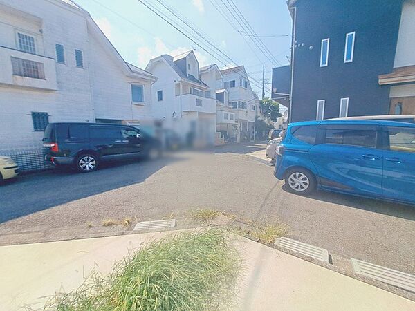 安心して暮らすことのできる住宅街。　住宅地の道路は一般に交通量が少なく車などの騒音が少ないため、住民にとって静かな生活環境が提供されます。