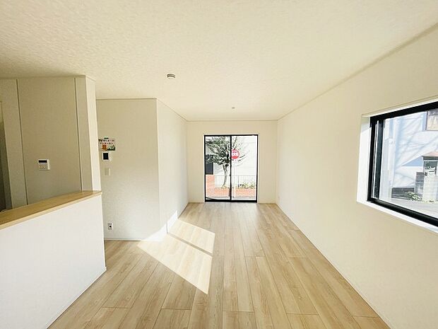 家族が食事するダイニングスペースをキッチンから見渡せる設計に。お料理をしながら家族とのコミュニケーションが増えそうな予感。 