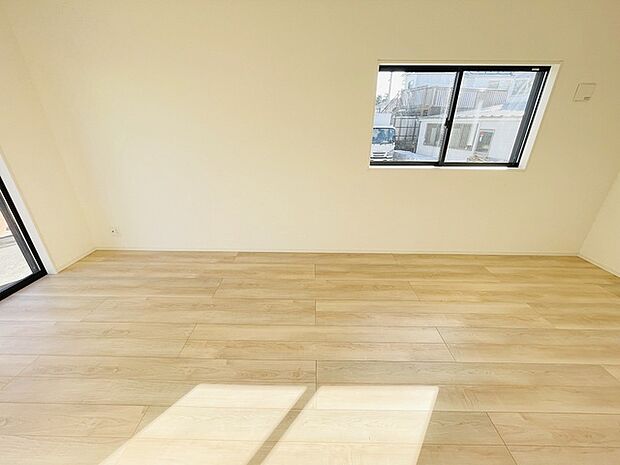 家族の集まるリビングは気持ちの良い自然光が差し込む団欒空間。室内のご見学予約も随時、受付中ですのでお気軽にお問合せください。 