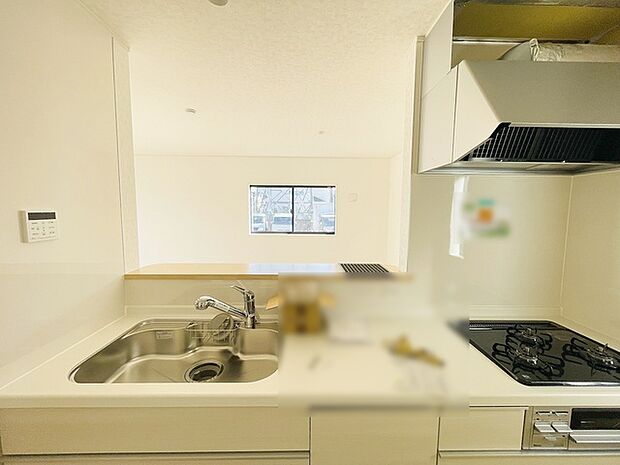 カウンターキッチンならではの開放的な見通し、全体が見渡せることでご家族の団欒スペースもより明るく笑顔が溢れる空間となります。 