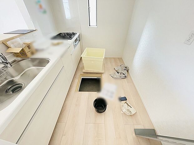 キッチンコンロスペースの近くには、空気の入れ替えが可能な開口部を設置！！ お料理をする際には、換気扇を回しながら匂いが籠らない様に開放してお料理もお楽しみ頂けます。 