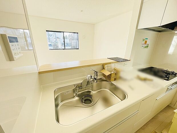 お料理をしながらリビングの家族やゲストとの会話が楽しめるカウンタータイプのキッチン。毎日のお料理を楽しく快適に。