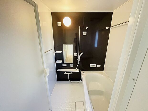 一日の疲れを癒してくれるゆったりとしたバスルームです。 