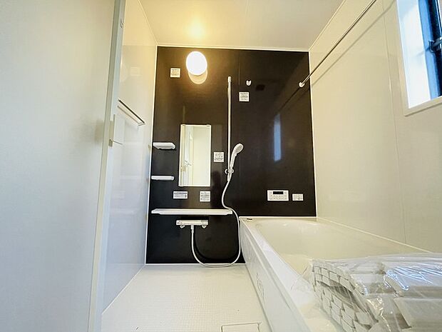 一日の疲れを癒してくれるゆったりとしたバスルームです。 