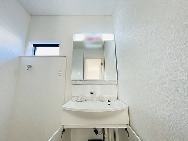 三面鏡に洗面台。 コンセントに照明機能、多機能性を備えた設備です。