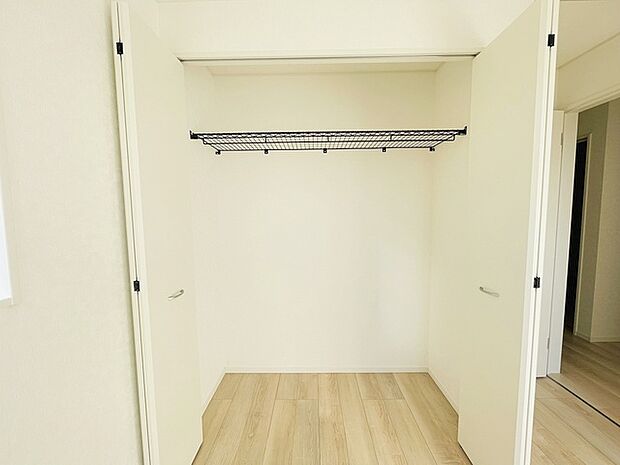 豊富な収納スペースもこの物件の特長の一つ。各所に収納が完備されており、生活をスッキリと整えることができます。 
