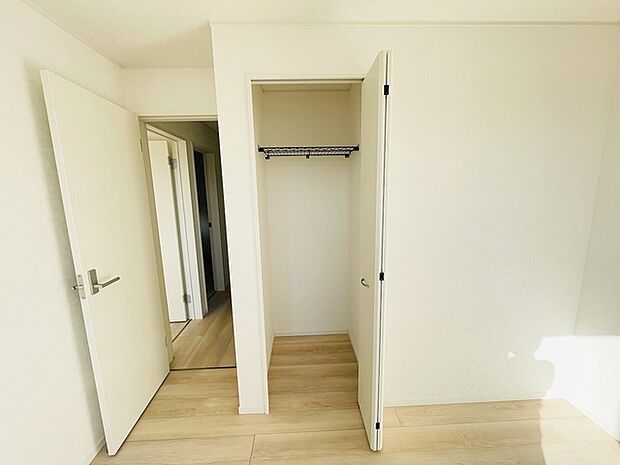 各所に効率的に配置された収納スペースがあり、日常のモノをすっきりと収納できます。 