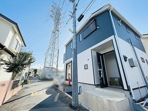 周辺の街並みの中で適度な主張、生活に溶け込むシンプルなデザインの外観が魅力の一戸建です。