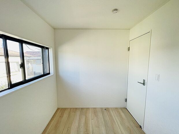 スマートなデザインと賢い収納が生活を快適にします。広々とした雰囲気を演出する工夫が施され、生活空間の魅力を引き出します。  