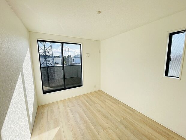 スタイリッシュなデザインと快適な居住性を兼ね備えた洋室。広々とした空間は、自分らしいインテリアを楽しむことができるほか、リラックスした時間を過ごすことができそうです。 