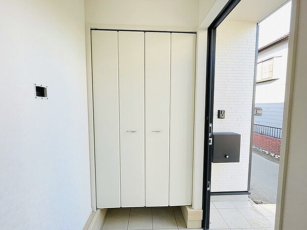 玄関は家の第一印象を左右する重要な場所。ほどよい広さとスタイリッシュな色遣いが印象的です。 