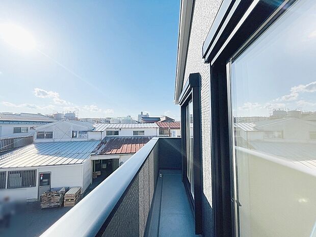 窓からの眺望です。実際に現地で眺望もご確認ください。 