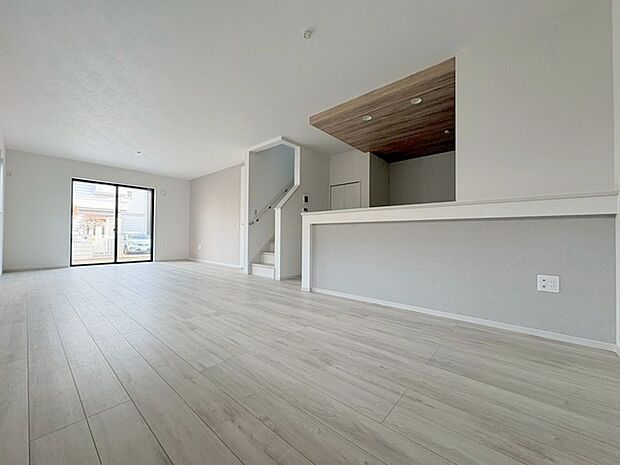 家族が食事するダイニングスペースをキッチンから見渡せる設計に。お料理をしながら家族とのコミュニケーションが増えそうな予感。