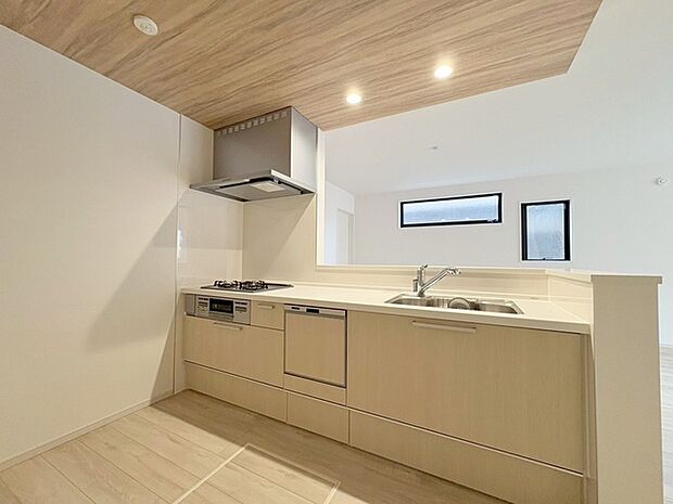 カウンターキッチンならではの開放的な見通し、全体が見渡せることでご家族の団欒スペースもより明るく笑顔が溢れる空間となります。