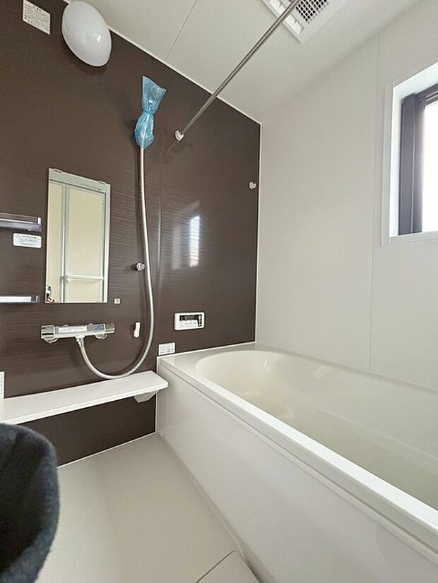 一日の疲れを癒してくれるゆったりとしたバスルームです。 