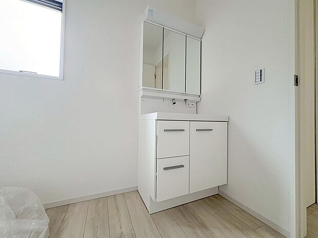 三面鏡に洗面台。 コンセントに照明機能、多機能性を備えた設備です。