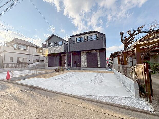 周辺の街並みの中で適度な主張、生活に溶け込むシンプルなデザインの外観が魅力の一戸建です。