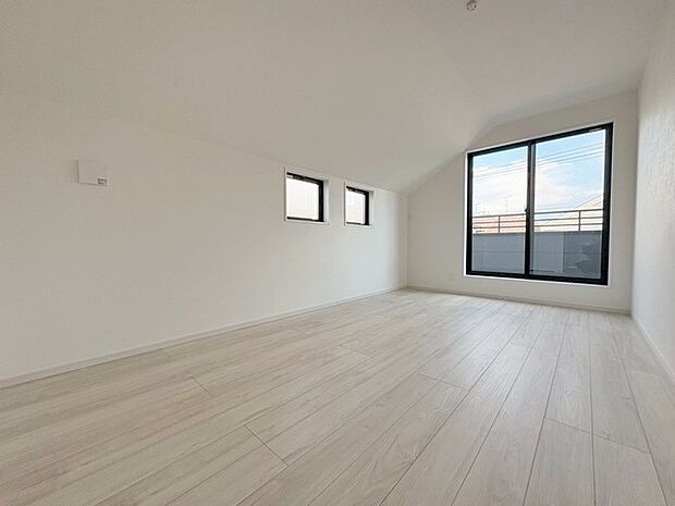 洋室はモダンなデザインと機能性を備え、快適な生活空間に。明るい窓から差し込む自然光が広々とした空間をさらに明るく開放的に感じさせます。