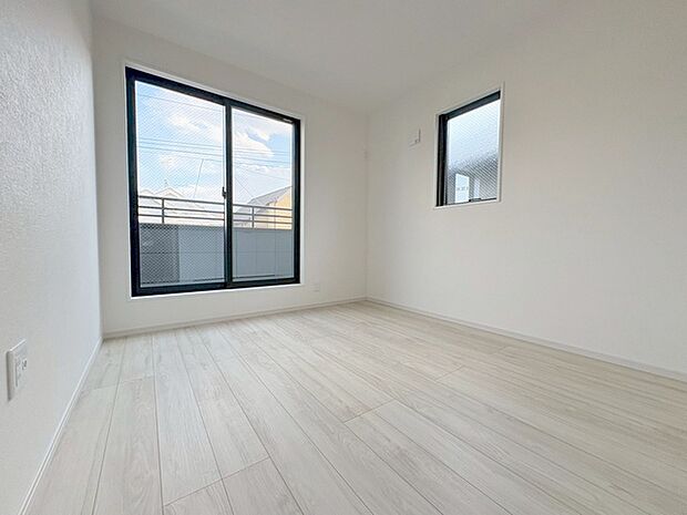 スタイリッシュなデザインと快適な居住性を兼ね備えた洋室。広々とした空間は、自分らしいインテリアを楽しむことができるほか、リラックスした時間を過ごすことができそうです。