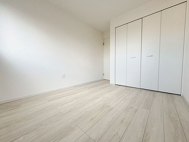 スマートなデザインと賢い収納が生活を快適にします。広々とした雰囲気を演出する工夫が施され、生活空間の魅力を引き出します。