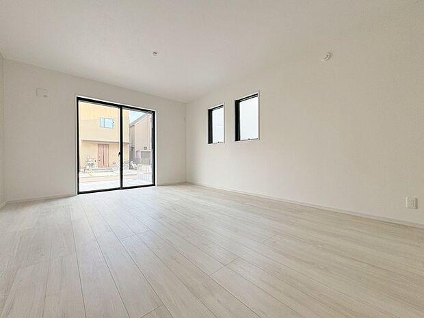 ゆとりのあるサイズのリビングダイニング。 お食事スペースと、お寛ぎ空間を分けてご利用可能。 少し大きめのソファーを置いて、 一家団欒なお時間をご共有ください。