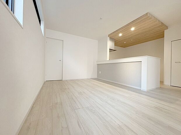 家族が食事するダイニングスペースをキッチンから見渡せる設計に。お料理をしながら家族とのコミュニケーションが増えそうな予感。