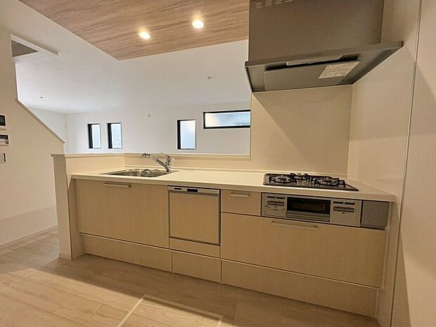 お料理をしながらリビングの家族やゲストとの会話が楽しめるカウンタータイプのキッチン。毎日のお料理を楽しく快適に。