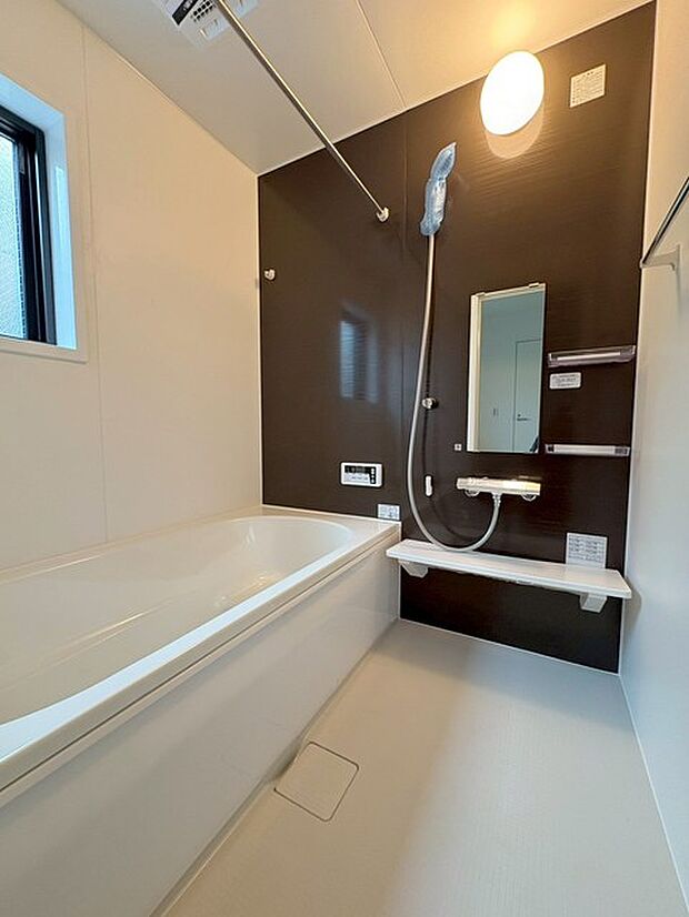 一日の疲れを癒してくれるゆったりとしたバスルームです。