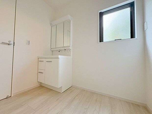 使いやすいタイプの洗面化粧台のあるランドリースペース 