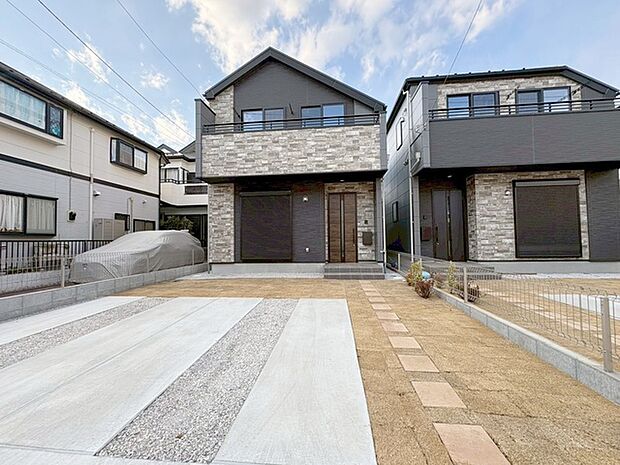 周辺の街並みの中で適度な主張、生活に溶け込むシンプルなデザインの外観が魅力の一戸建です。 