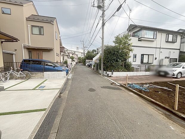 安心して暮らすことのできる住宅街。　住宅地の道路は一般に交通量が少なく車などの騒音が少ないため、住民にとって静かな生活環境が提供されます。 