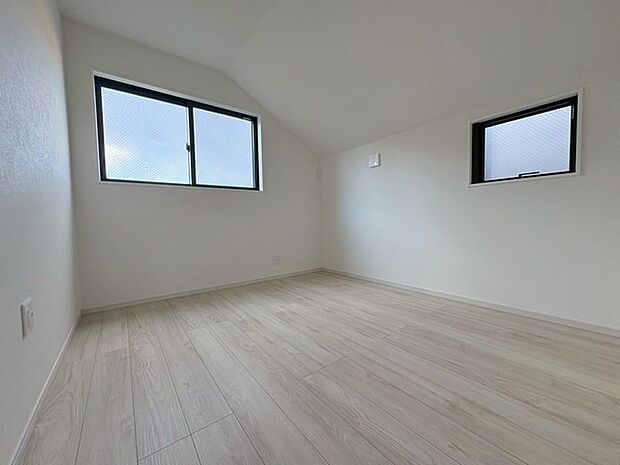 勾配天井の2階のお部屋。この勾配の角度がお洒落な雰囲気を感じさせてくれます。