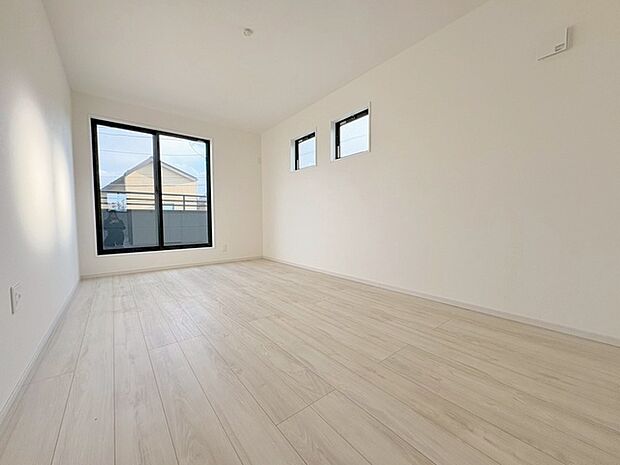 実際に室内をご見学頂くと生活のイメージが広がると思います。家具を置いたイメージや窓からの景色など。周辺で販売に出している物件も一緒にまとめてご見学頂き、比較する事もできます。