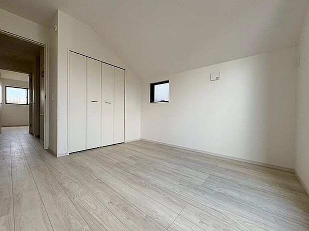 洋室はモダンなデザインと機能性を備え、快適な生活空間に。明るい窓から差し込む自然光が広々とした空間をさらに明るく開放的に感じさせます。