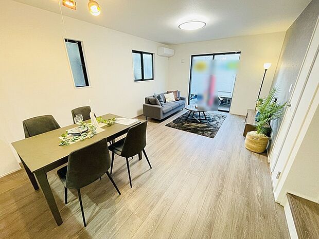 家族の集まるリビングは気持ちの良い自然光が差し込む団欒空間。室内のご見学予約も随時、受付中ですのでお気軽にお問合せください。 