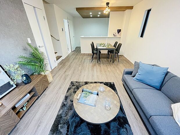 家族が一番集まる場所だから広々としつつも素敵な空間であって欲しい。みんながくつろぐリビングからキッチンまでが一つの空間のように繋がる間取り。 