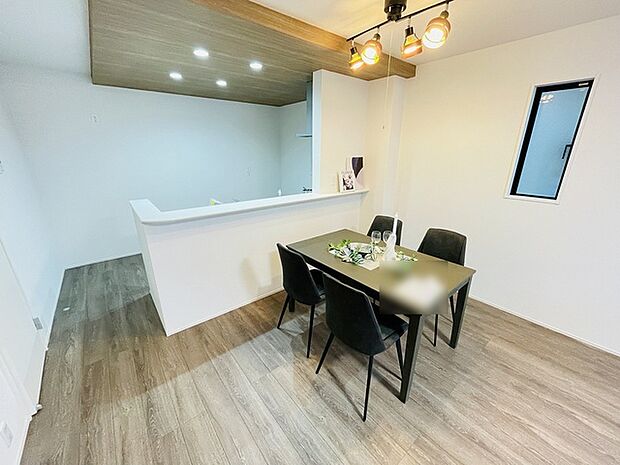 家族が食事するダイニングスペースをキッチンから見渡せる設計に。お料理をしながら家族とのコミュニケーションが増えそうな予感。 