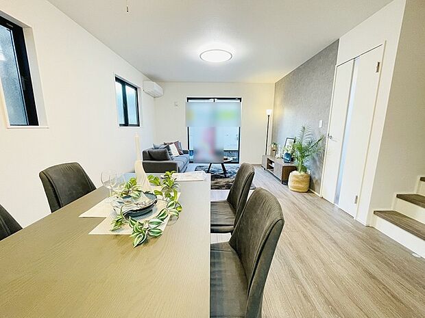 実際に室内をご見学頂くと生活のイメージが広がると思います。家具を置いたイメージや窓からの景色など。周辺で販売に出している物件も一緒にまとめてご見学頂き、比較する事もできます。