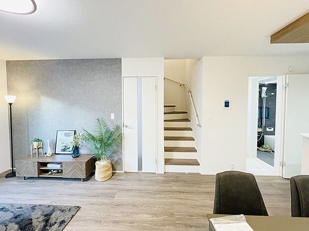 リビングの真ん中に階段がある人気のリビング階段。自然と家族のコミュニケーションが増えます。 